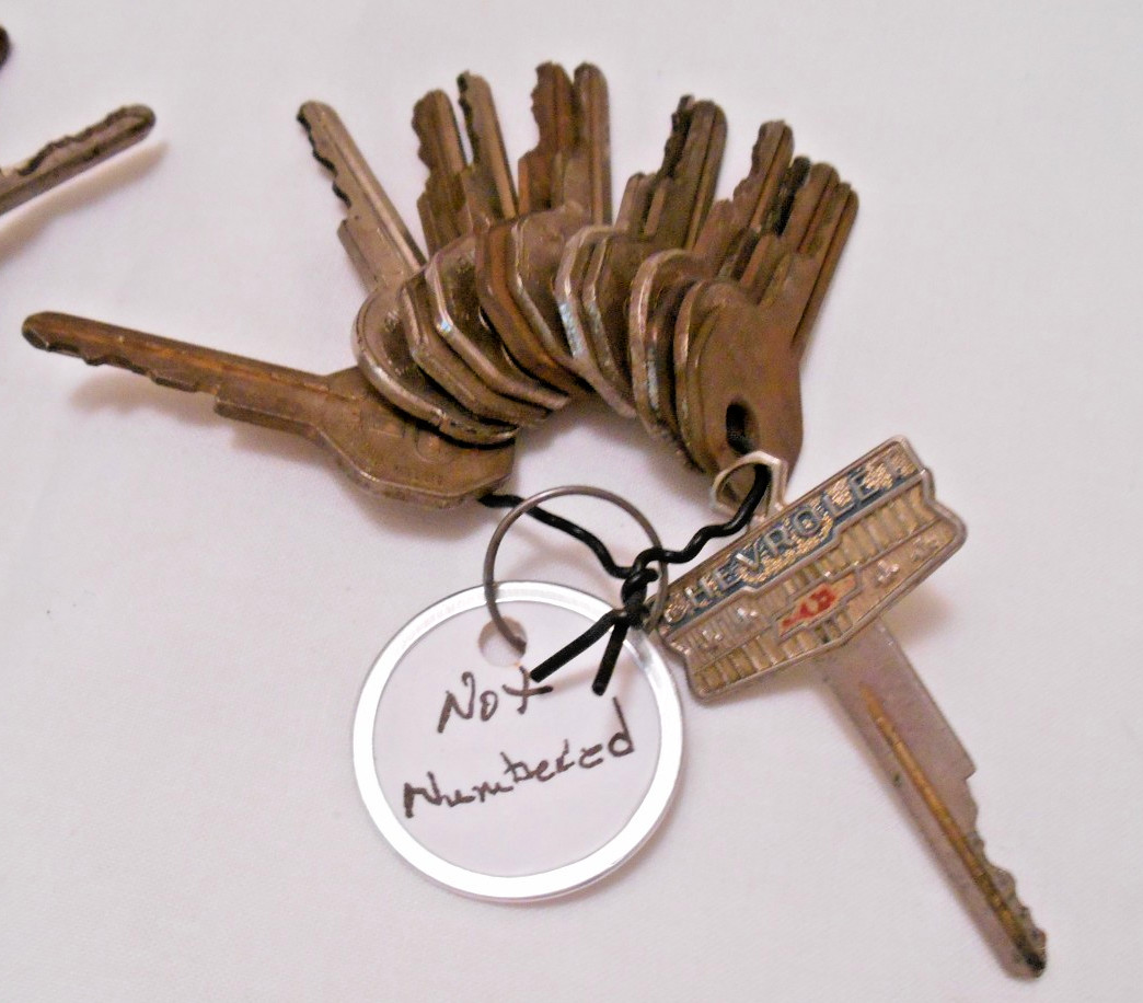 Lot 30 Vintage 1935-66 67 Chevy GM Keys B10 B11 Most Numbered Some Not + 1 Crest