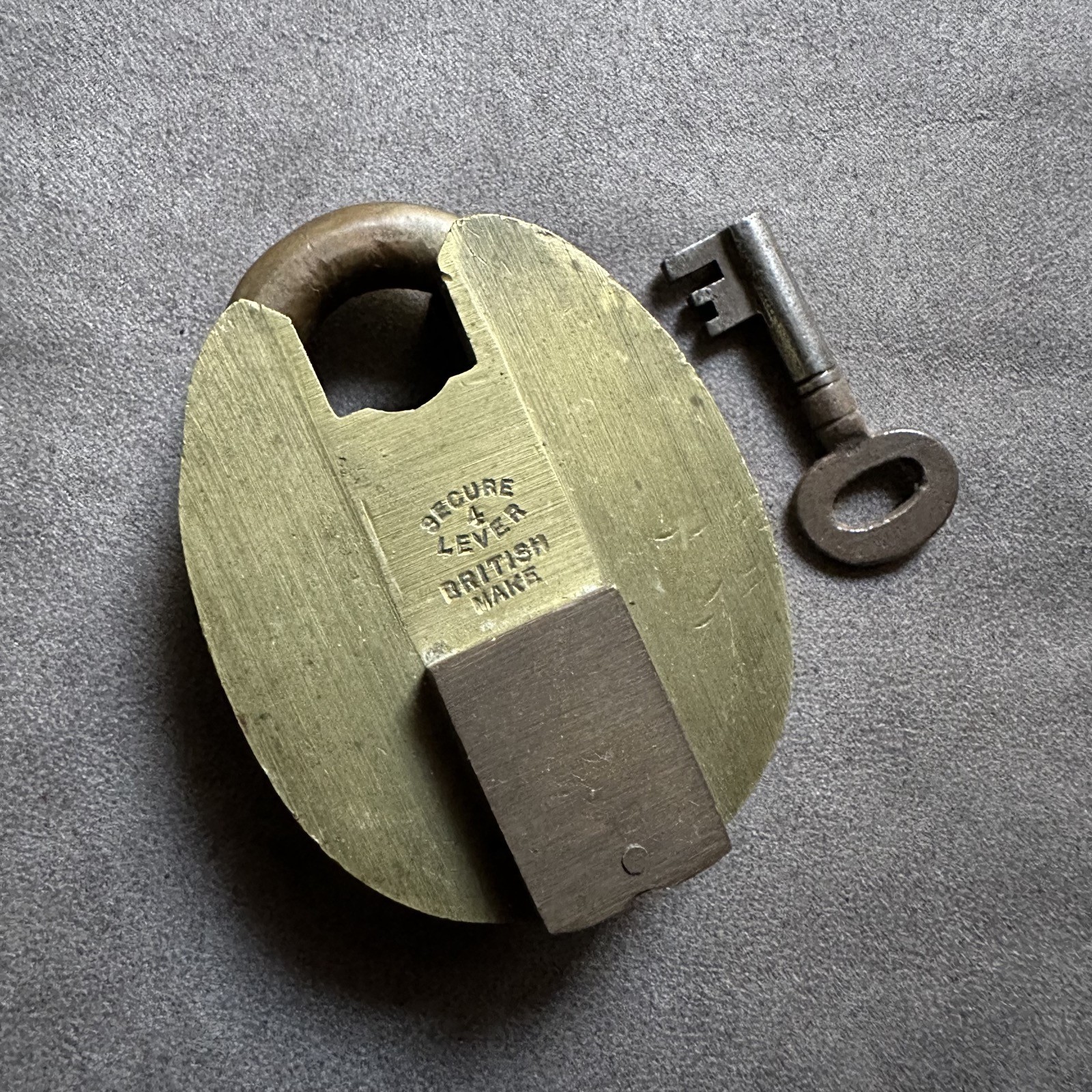 ANTIQUE SOLID BRASS SECURE 4 LEVER BRITISH MADE PADLOCK (WITH KEY)