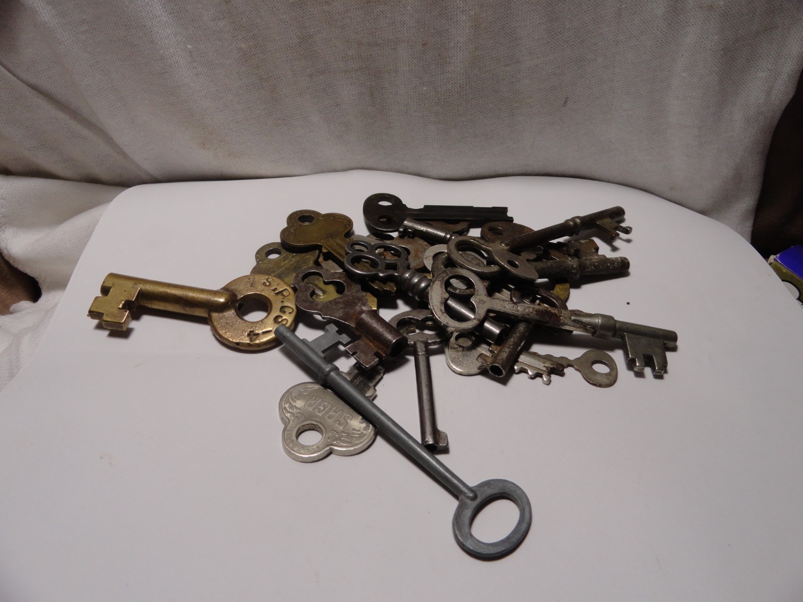 KEY LOT 28 VINTAGE BRASS SKELTON HOUSE CAST IRON SEE PICTURES FAST FREE SHIP