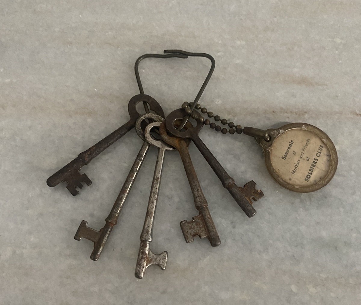 Antique Lot Of Skeleton Keys Mothers And Friends Of Soldiers Club Key Chain Ring
