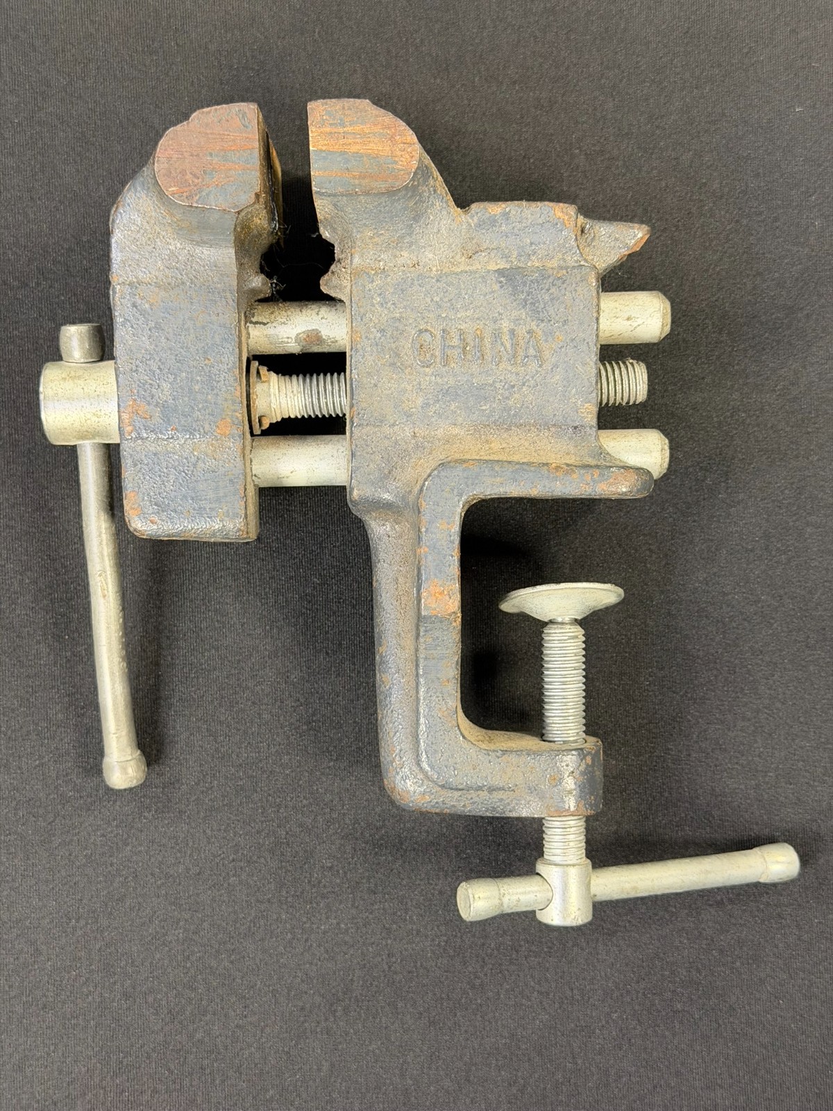 Babco 2.5″ Swivel Bench Vise Clamp-On Cast Iron Anvil Pipe Jaws