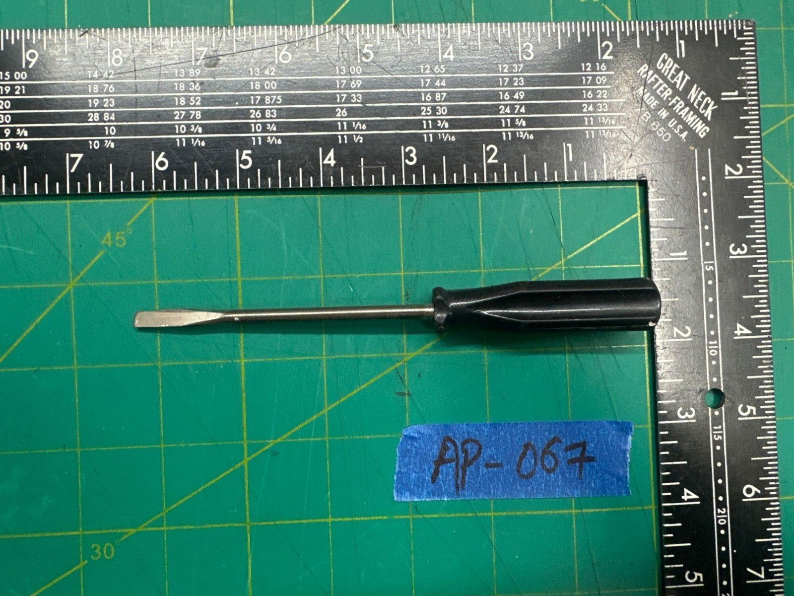 Vintage 6.25″ Slotted Flat Blade Screwdriver Black Fluted Handle Tool