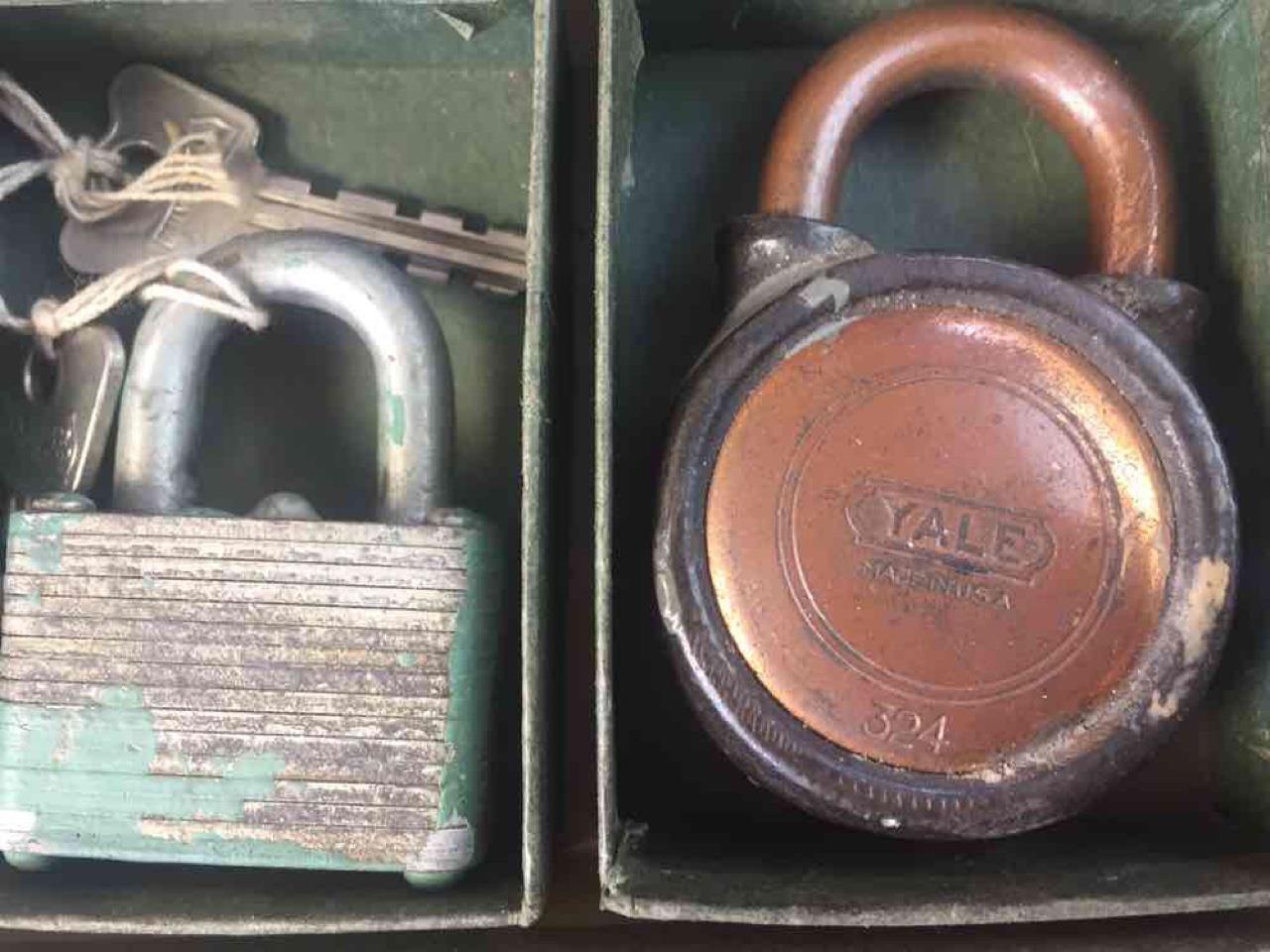 Vintage YALE Padlock Box Store Display w/ three # 324 Locks 2 working & two Keys
