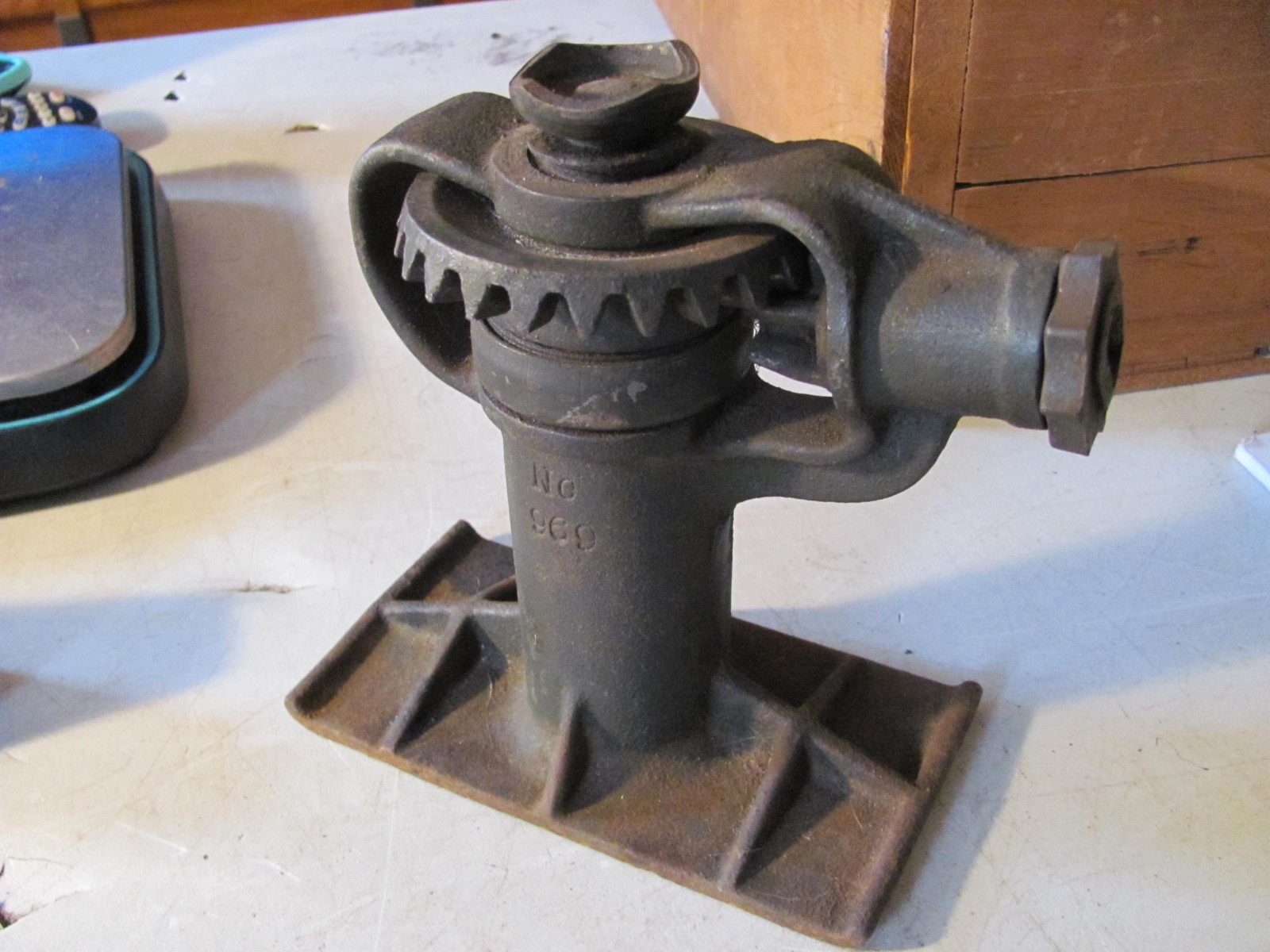 Vintage cast Iron screw jack Auto Specialties. SJ1280, # 969.