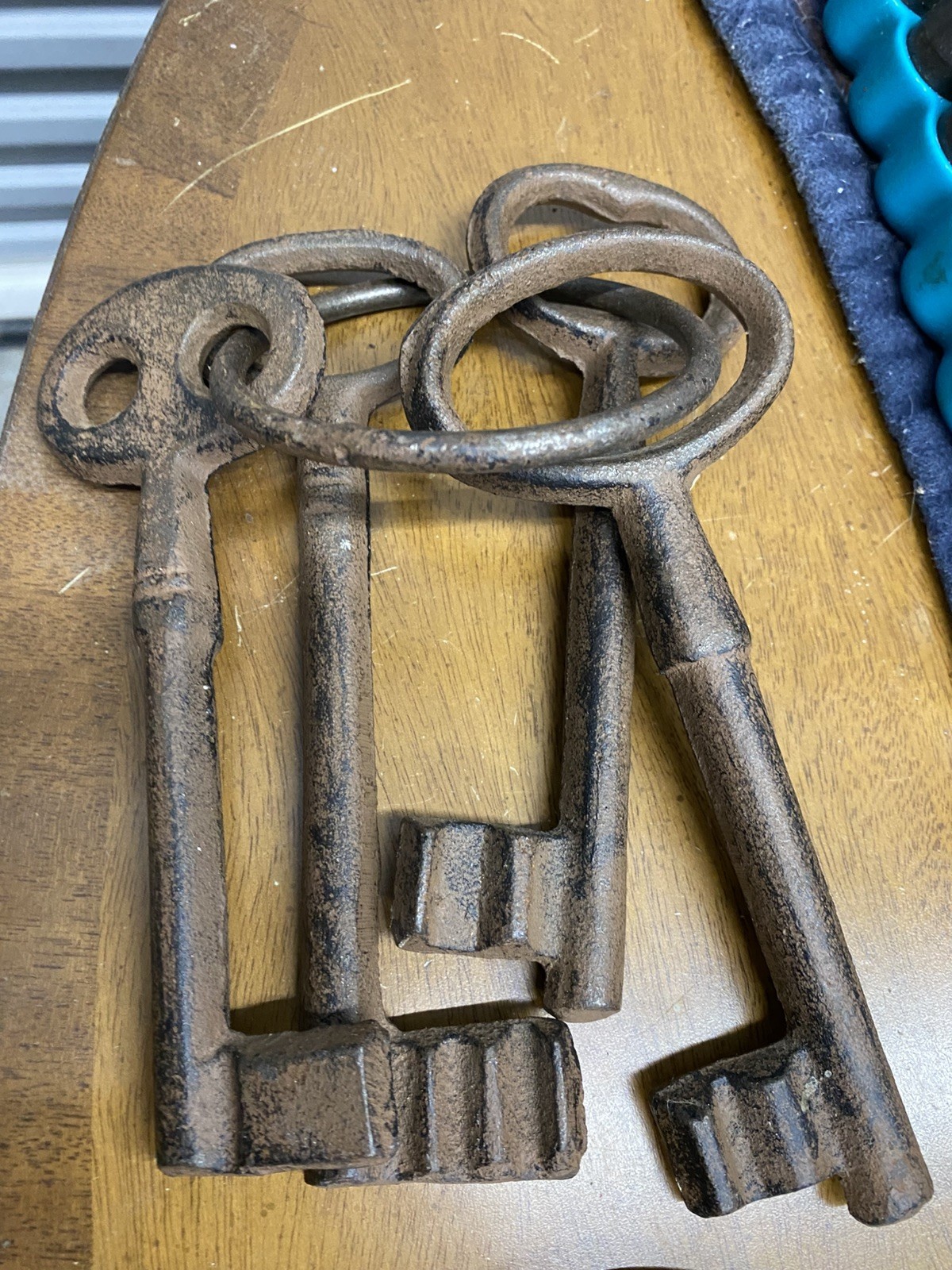Rustic Jailor Pirate Skeleton Keys Ring brown & Black Cast Iron Old West Décor