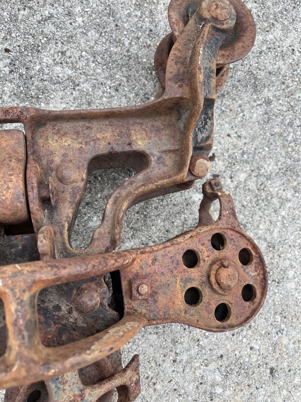 Antique Leader Cast Iron Farm Hay Trolley Barn Equipment w/ Center Drop Pulley