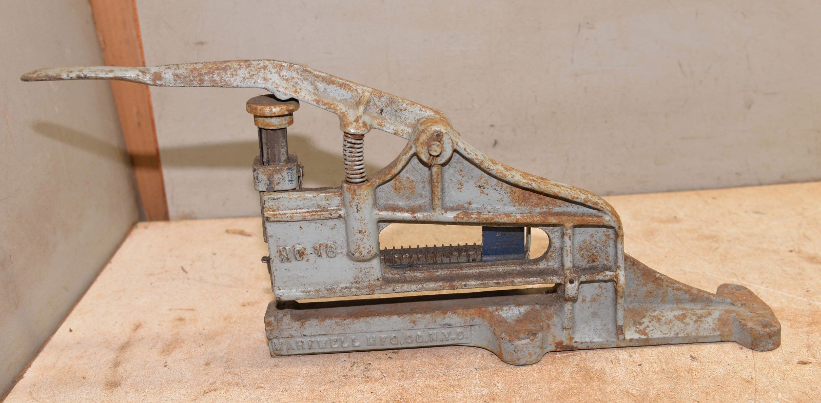 rare early Markwell Mfg No 16 cast iron industrial stapler cardboard box tool