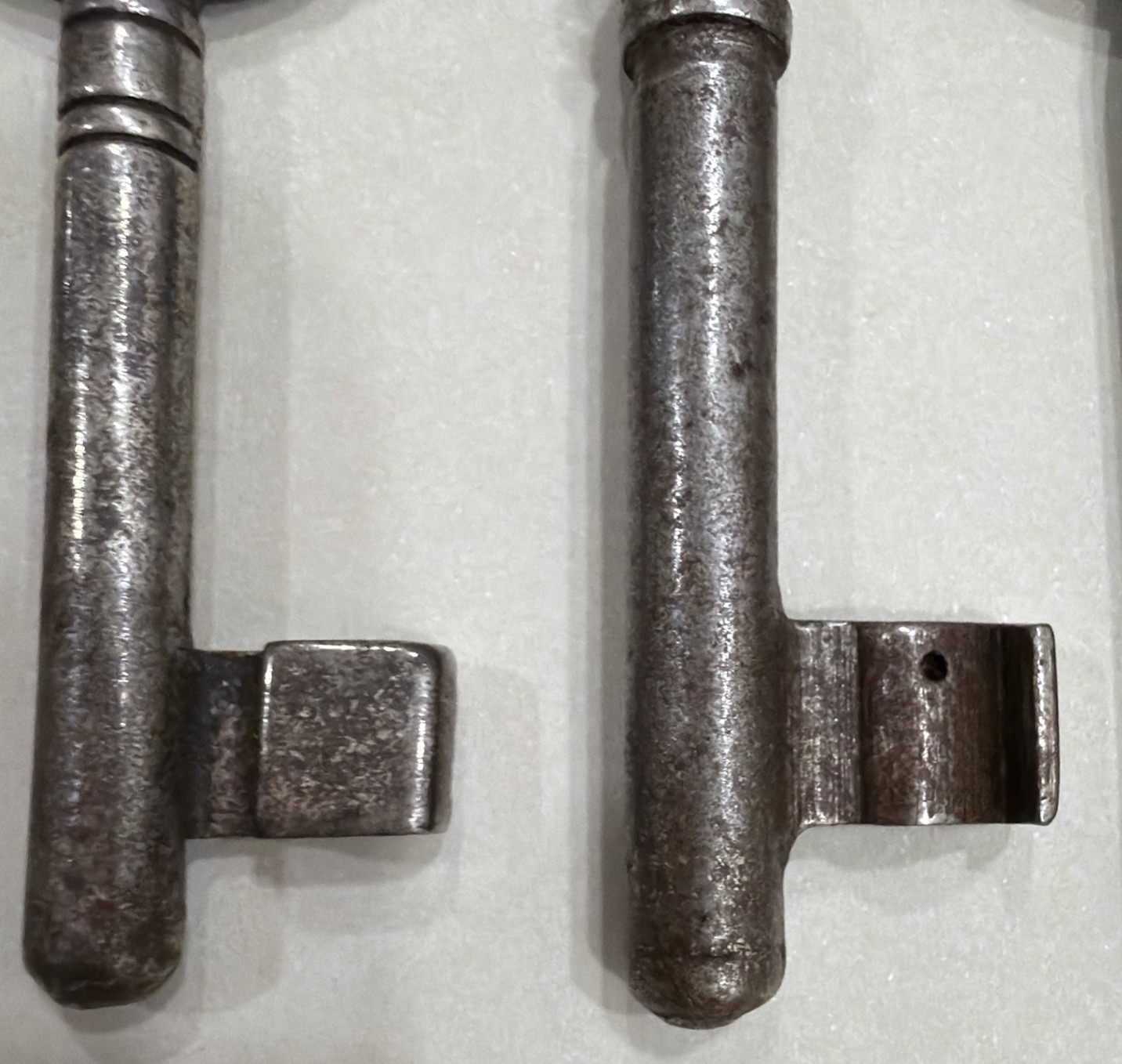 VINTAGE / ANTIQUE ASSORTMENT OF 12 SKELETON KEYS