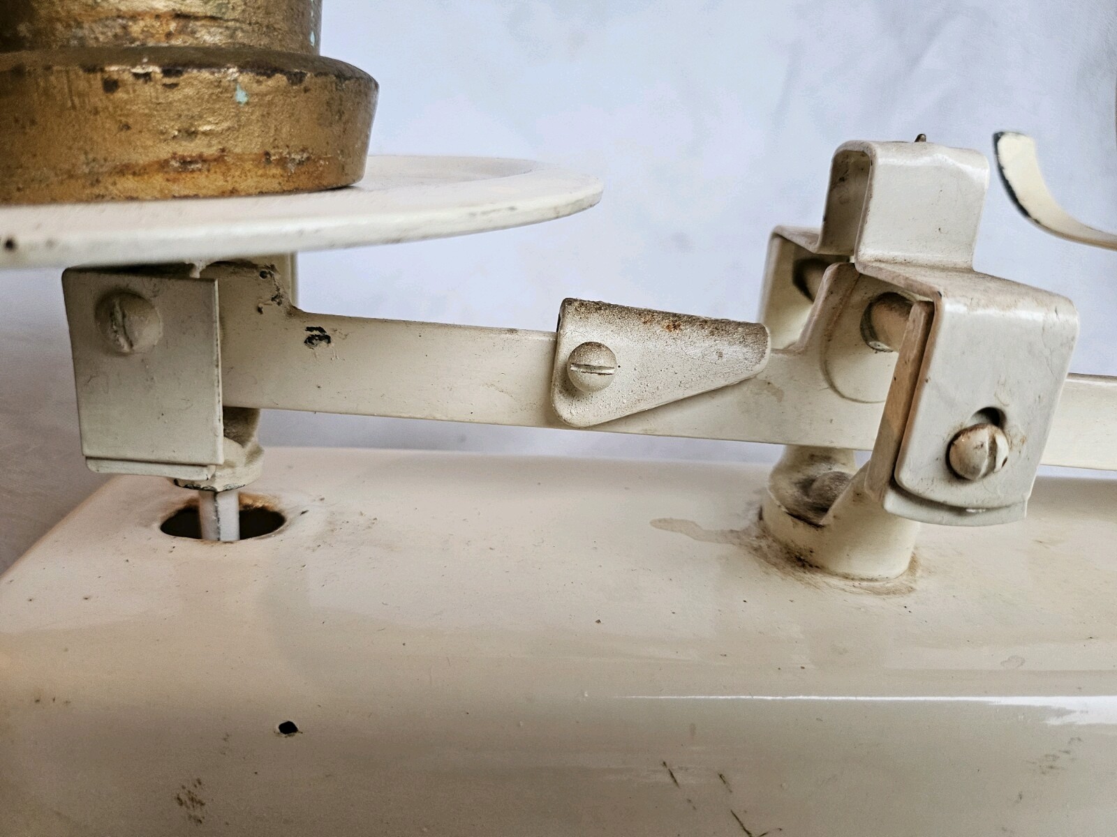 Vintage White Enamelled Kitchen Scales + 6 Cast Iron Weights & Aluminium Bowl.