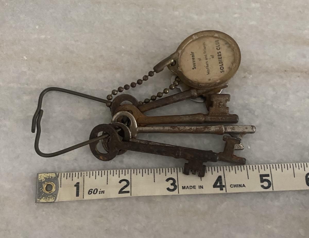 Antique Lot Of Skeleton Keys Mothers And Friends Of Soldiers Club Key Chain Ring