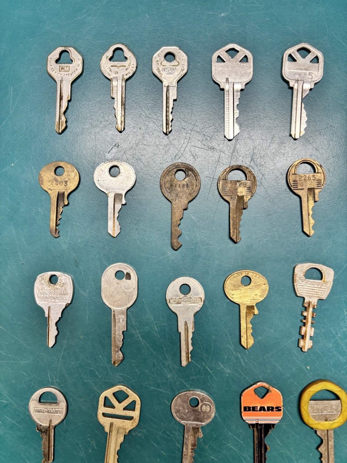50 Automobile Keys Vintage Old Collectors Truck Car and Misc Key Lot 🔑#9
