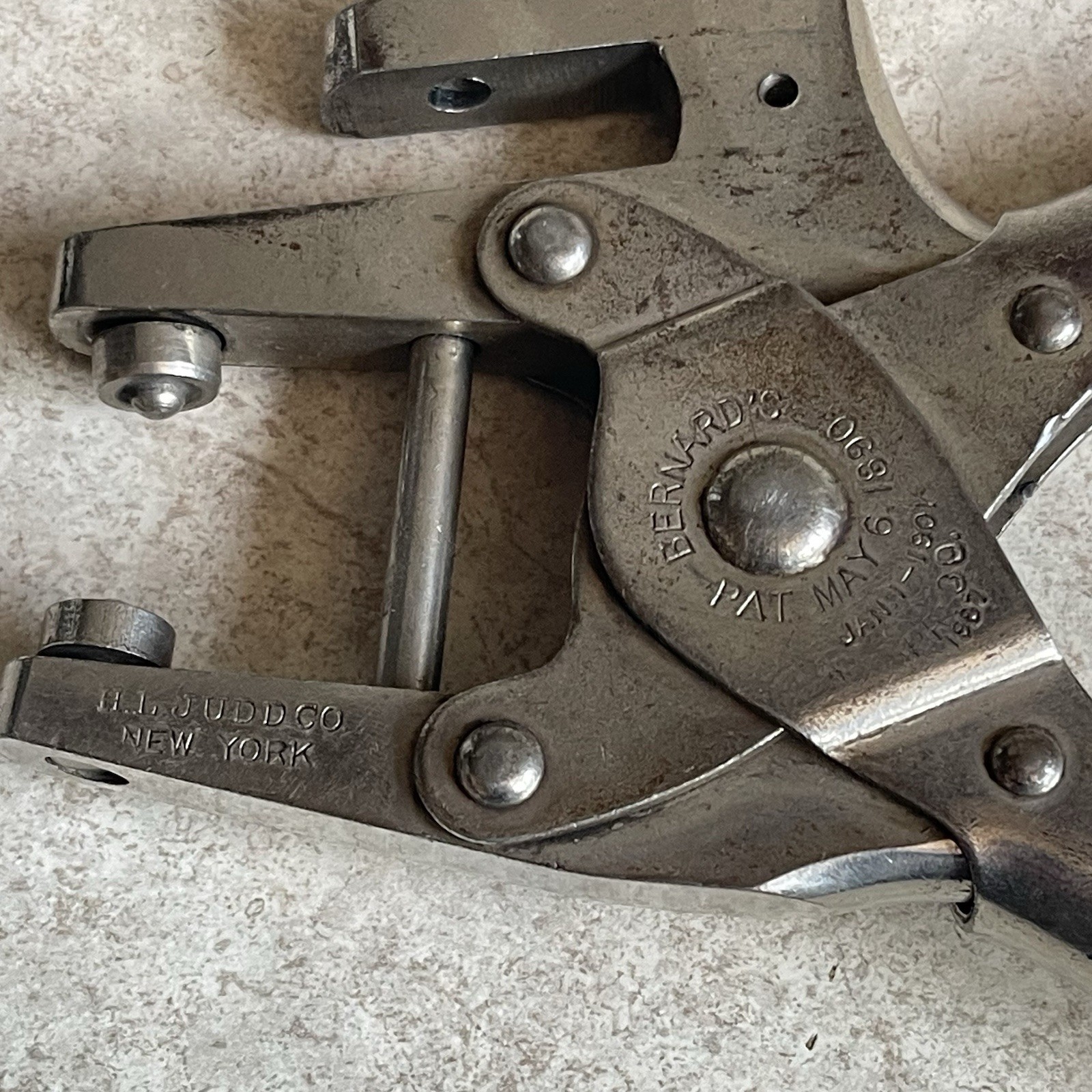 VINTAGE BERNARD W. SCHOLLHORN CO. LEATHER HOLE PUNCH