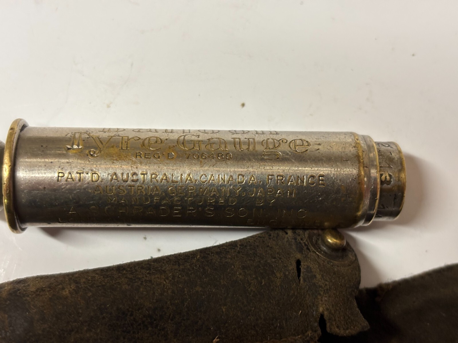VINTAGE SCRADER BALLOON TYRE PRESSURE GUAGE.