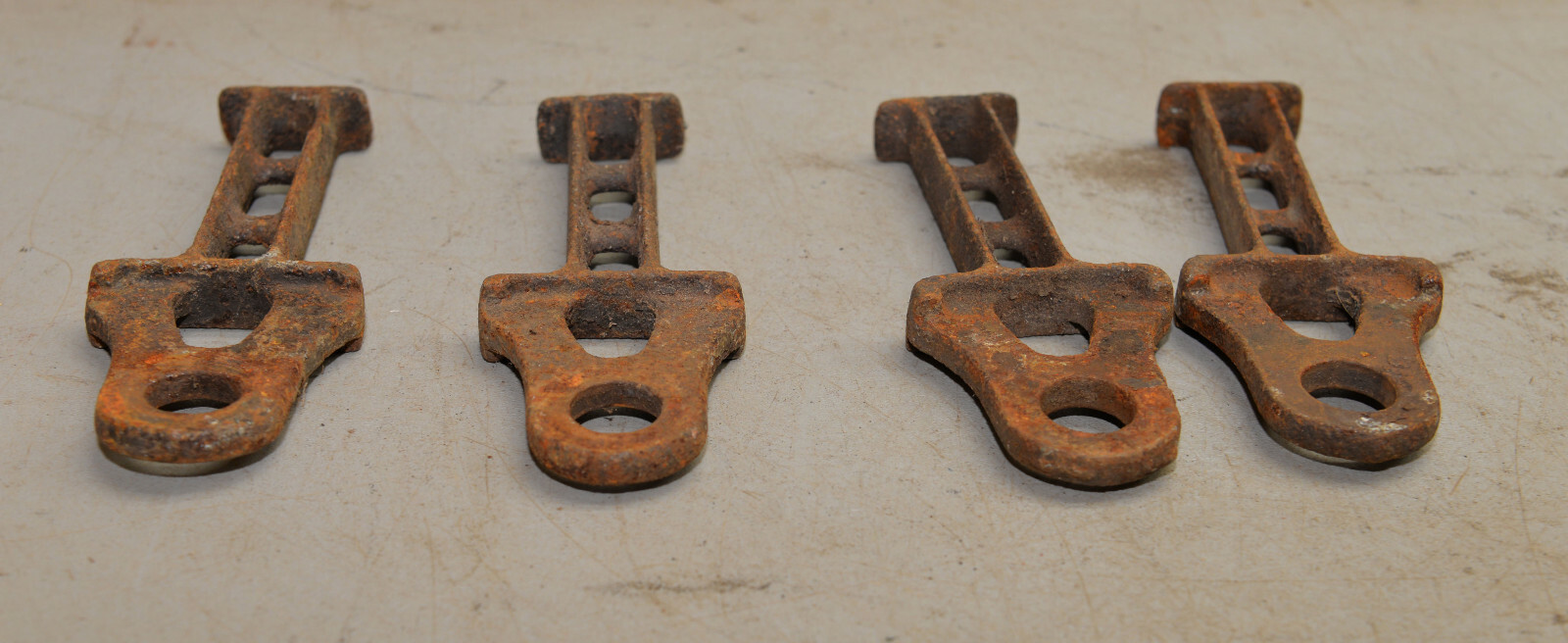 4 vintage cast iron legs stand bracket industrial collectible steam punk lot