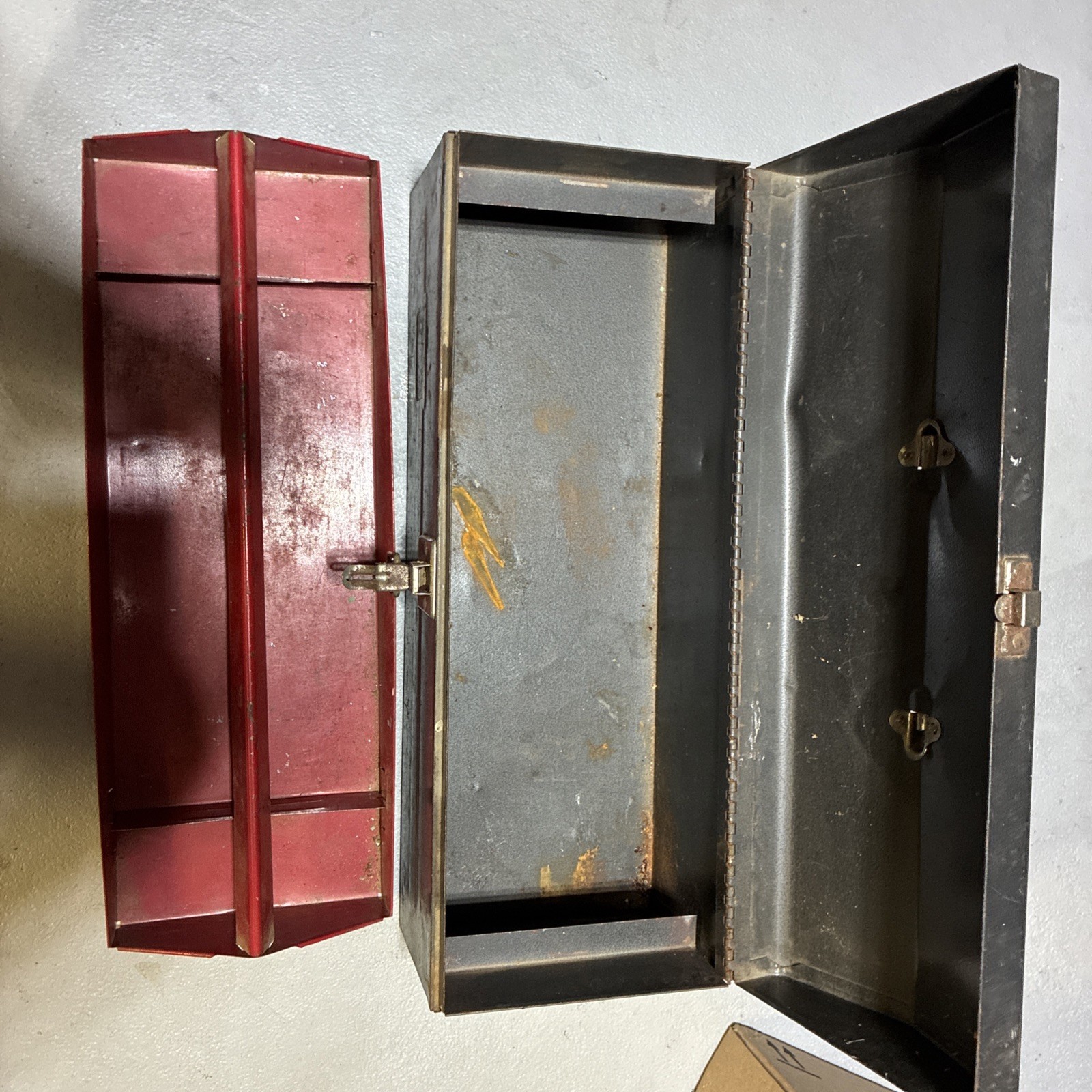 Vintage 19 Inch “HIP ROOF TOP” Metal Tool Box w/Tray 19”x 6” x 4 7/8”
