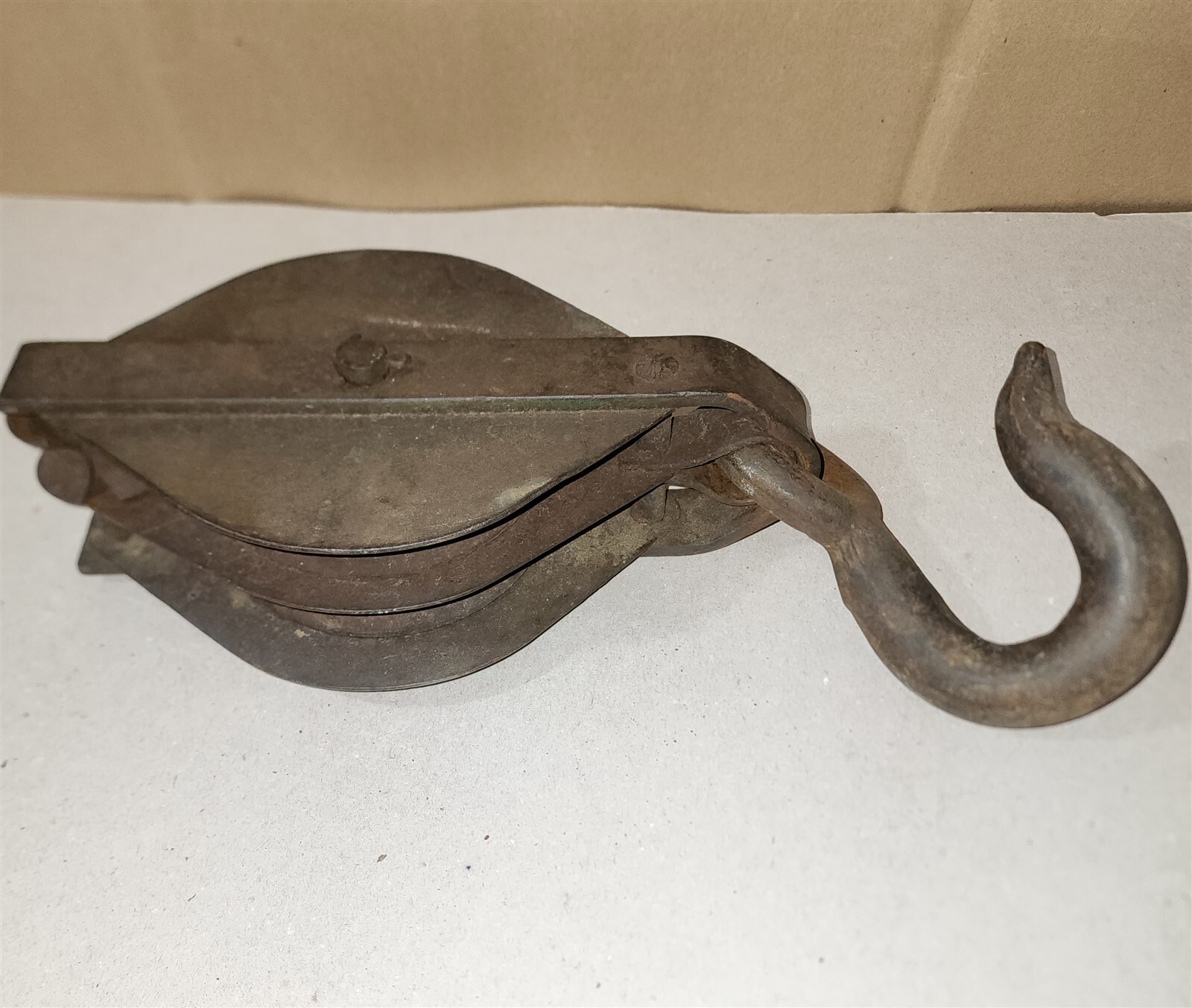 VINTAGE ALL METAL INDUSTRIAL AGRICULTURE PULLEY AND HOOK 6.25″ X 10.5″