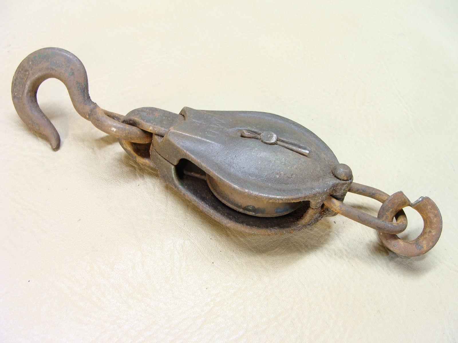 vintage 4UW antique 2″ cast iron barn pulley block with forged hook