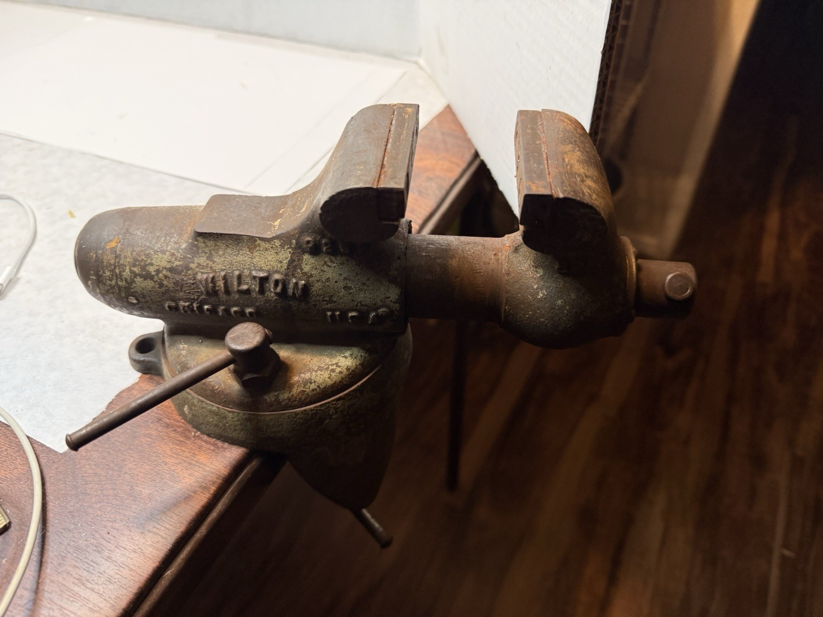 Wilton 825 2.5″ Bullet Vise W/ Swivel Base Clamp Mount Toddler Machinist 10-51