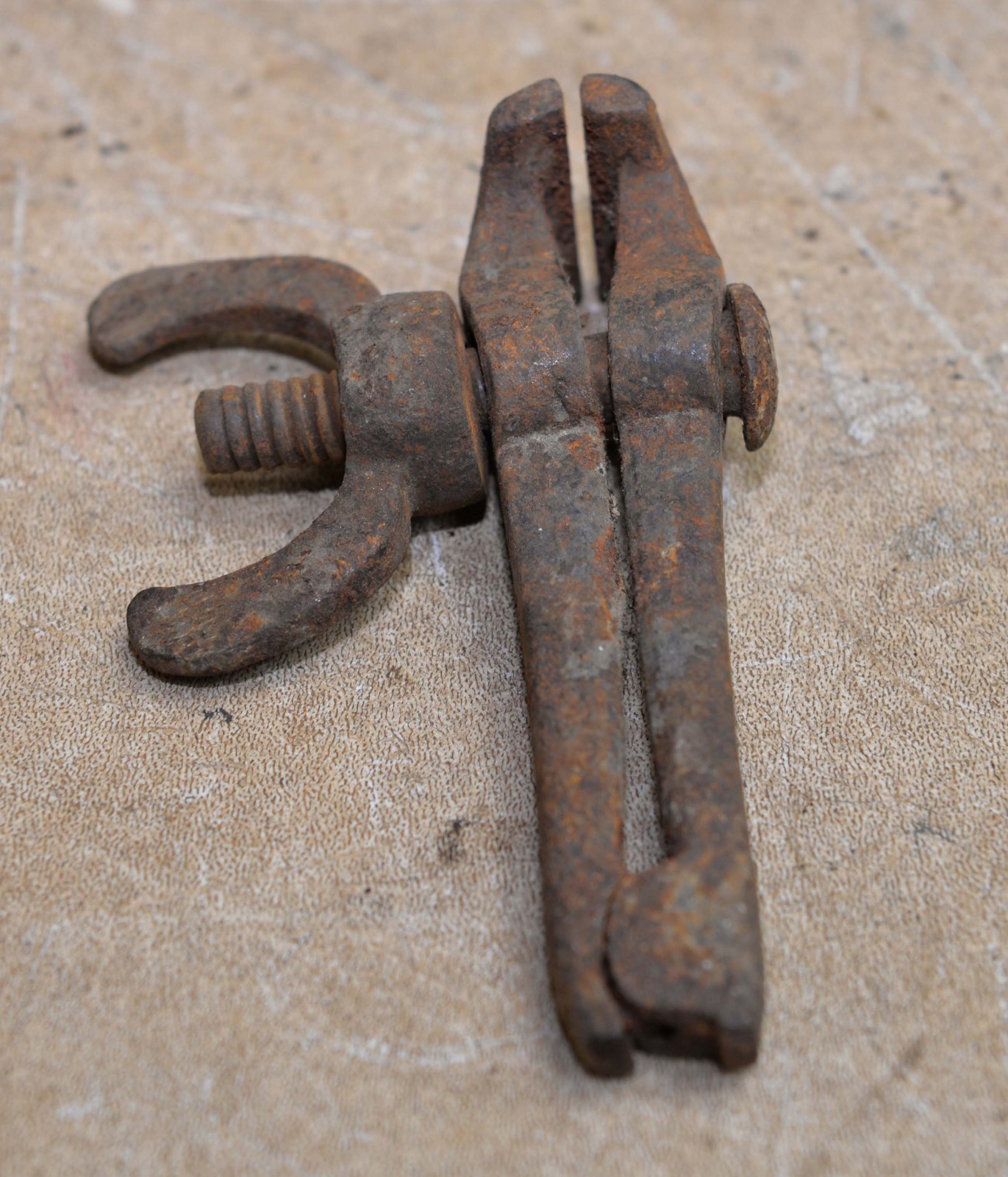 Antique blacksmith forged jewelers hand vise 1700’s primitive 1 1/4″ jaw tool