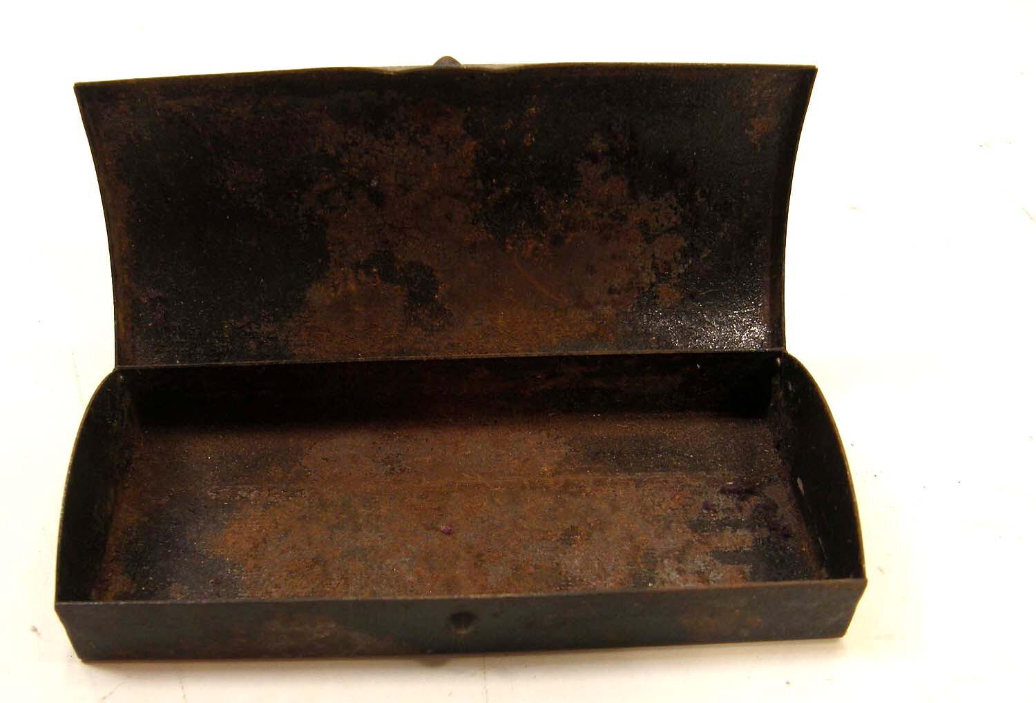 SMALL ANTIQUE STEEL HINGED LID HUMPBACK RAZOR BOX CASE OR MACHINISTS BITS