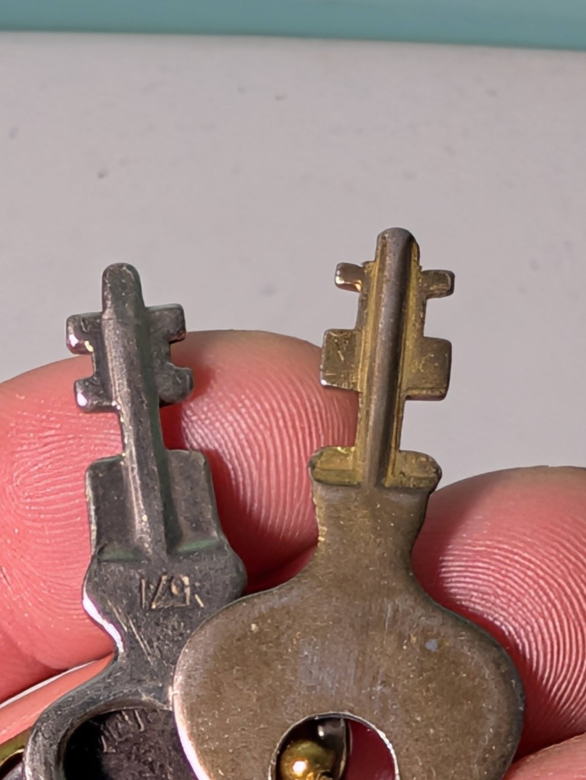 6 Antique Keys On A Medalion Key Chain Vintage