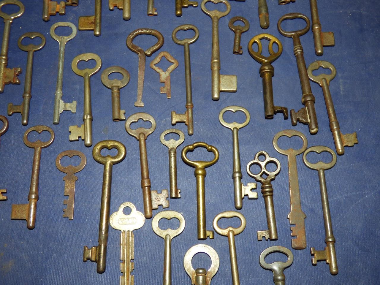 VINTAGE SKELETON KEY LOT 40 KEYS (LOT E)