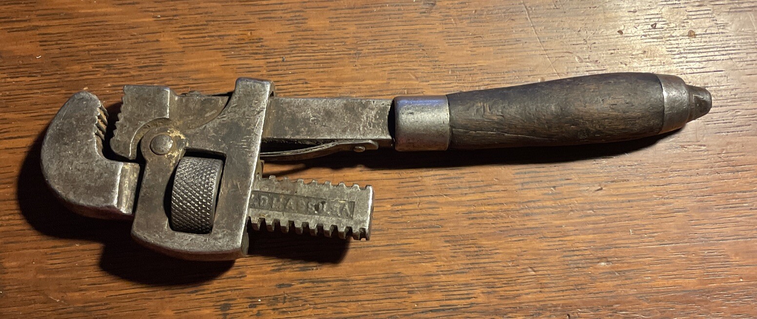 Vintage F.E.WELLS & SON CO 10″ Pipe Wrench Greenfield Mass USA wood handle
