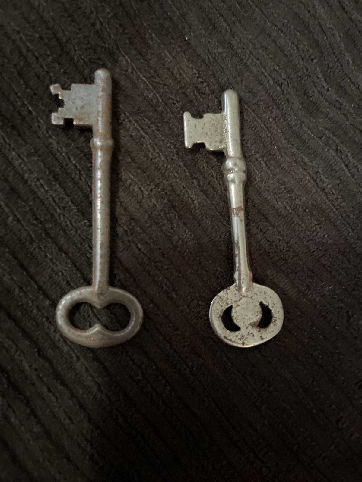 2 Vintage Keys ~ Antique Skeleton Key ~ Approx 2 5/8″ Long