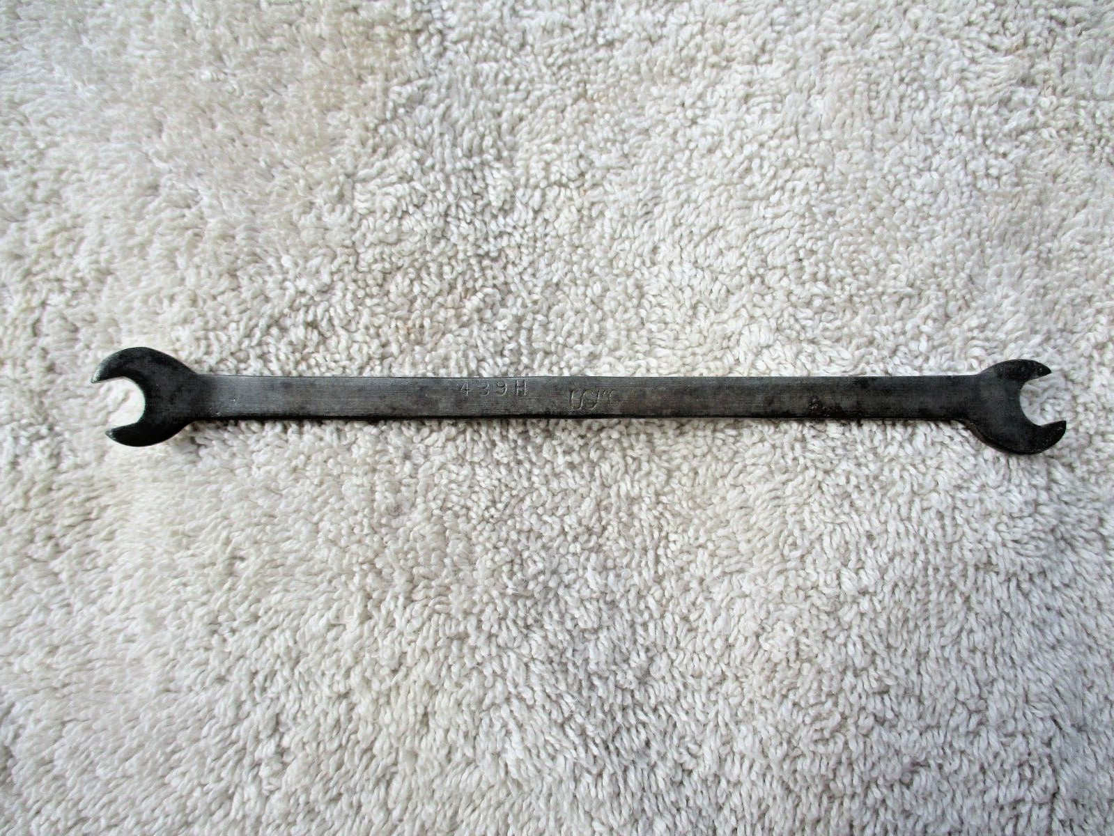 USMC UNITED SHOE MACHINERY CORP #439H OPEN END WRENCH 5/16″ X 1/4″ MADE IN USA