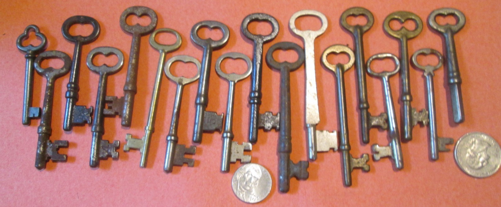 LOT OF 16 VINTAGE SKELETON KEYS DOOR HOUSE ALL REAL NO FAKE MORE LISTED WU71726