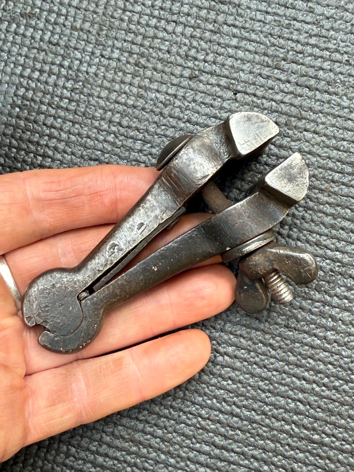 SMALL VINTAGE HAND VICE.