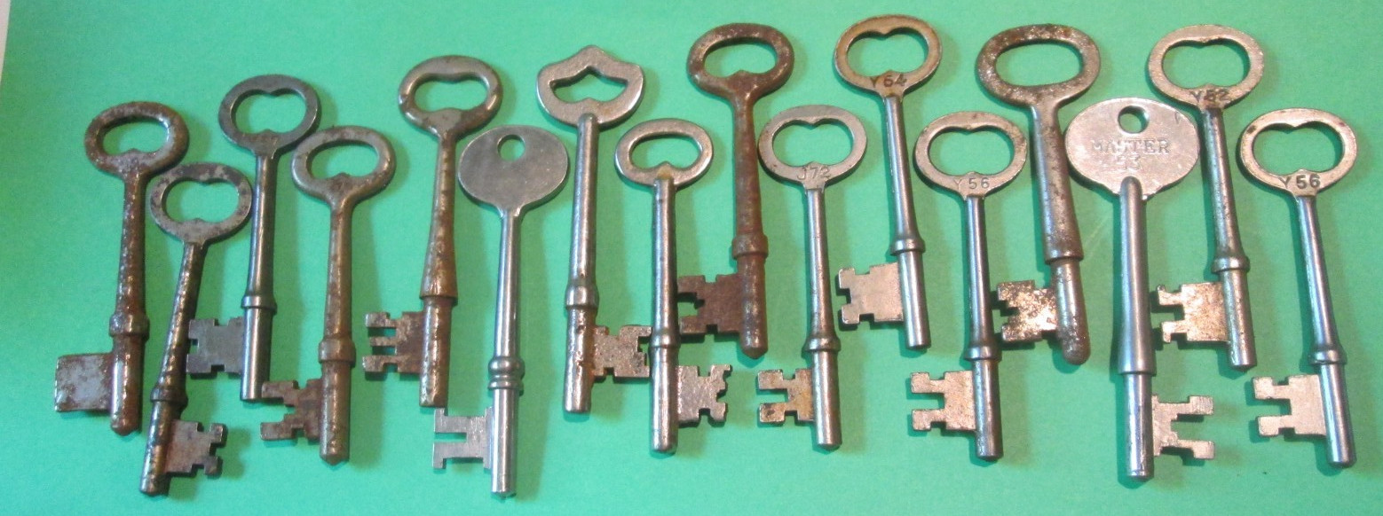 LOT OF 15 VINTAGE SKELETON KEYS DOOR HOUSE ALL REAL NO FAKE MORE LISTED F15