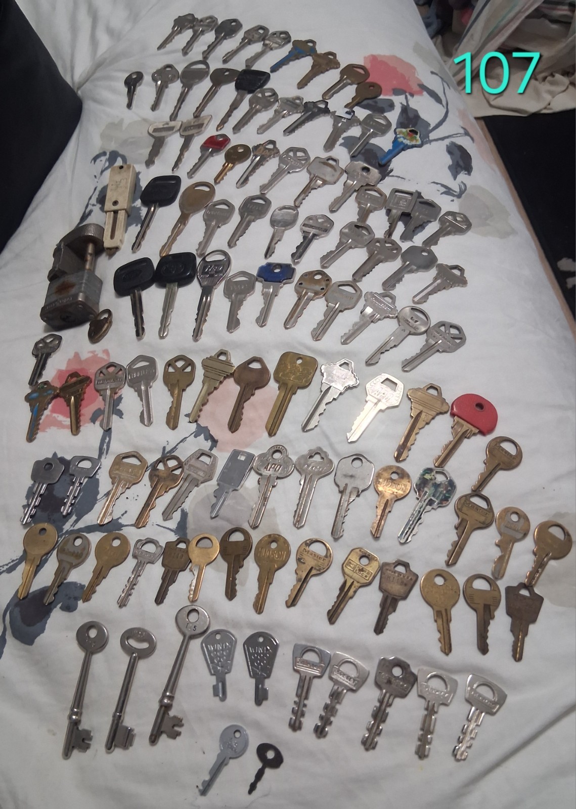Lot Of 107 Mostly Vintage Mixed Keys & 2 Locks