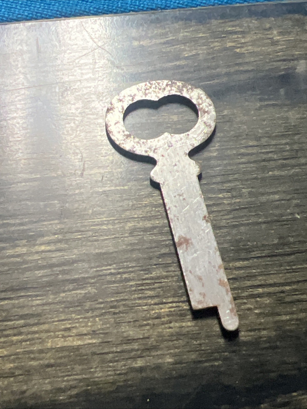 Vtg Uncut Eagle Lock Co Terryville Conn USA Flat Skeleton Key Approx 1.75″ Long