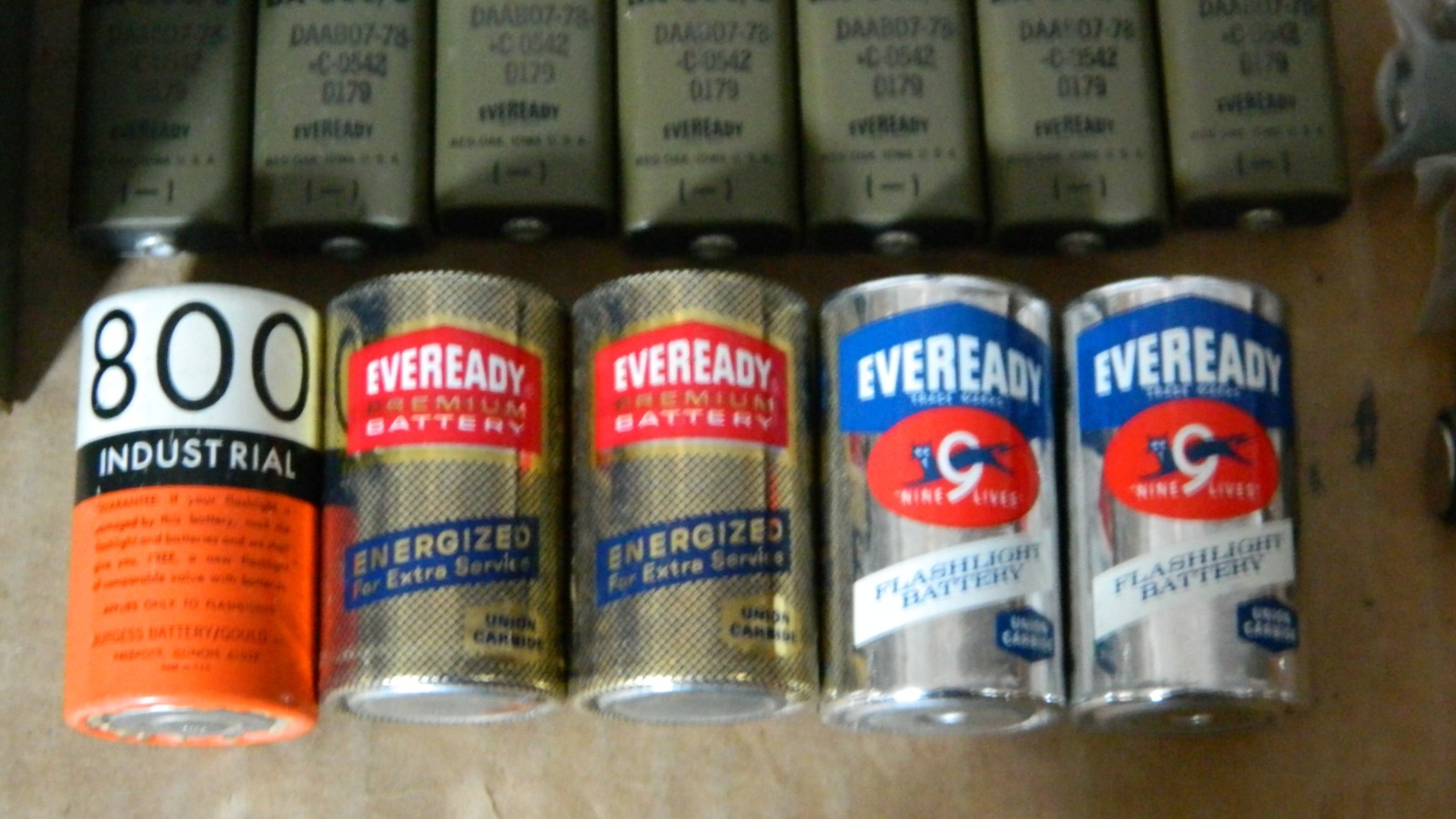 25 VTG MILITARY HOME EVEREADY DRY CELL DOUBLE A AA ARMY GREEN BATTERY LOT METAL
