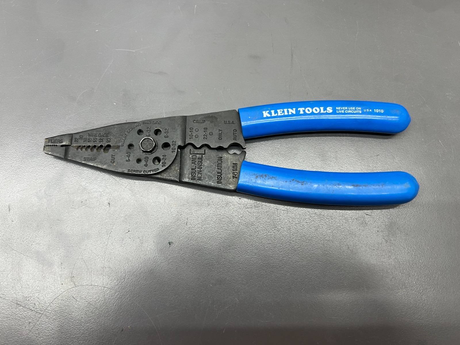 (X) KLEIN TOOLS 1010 8″ LONG NOSE WIRE CUTTER STRIPPER – VGC – USA