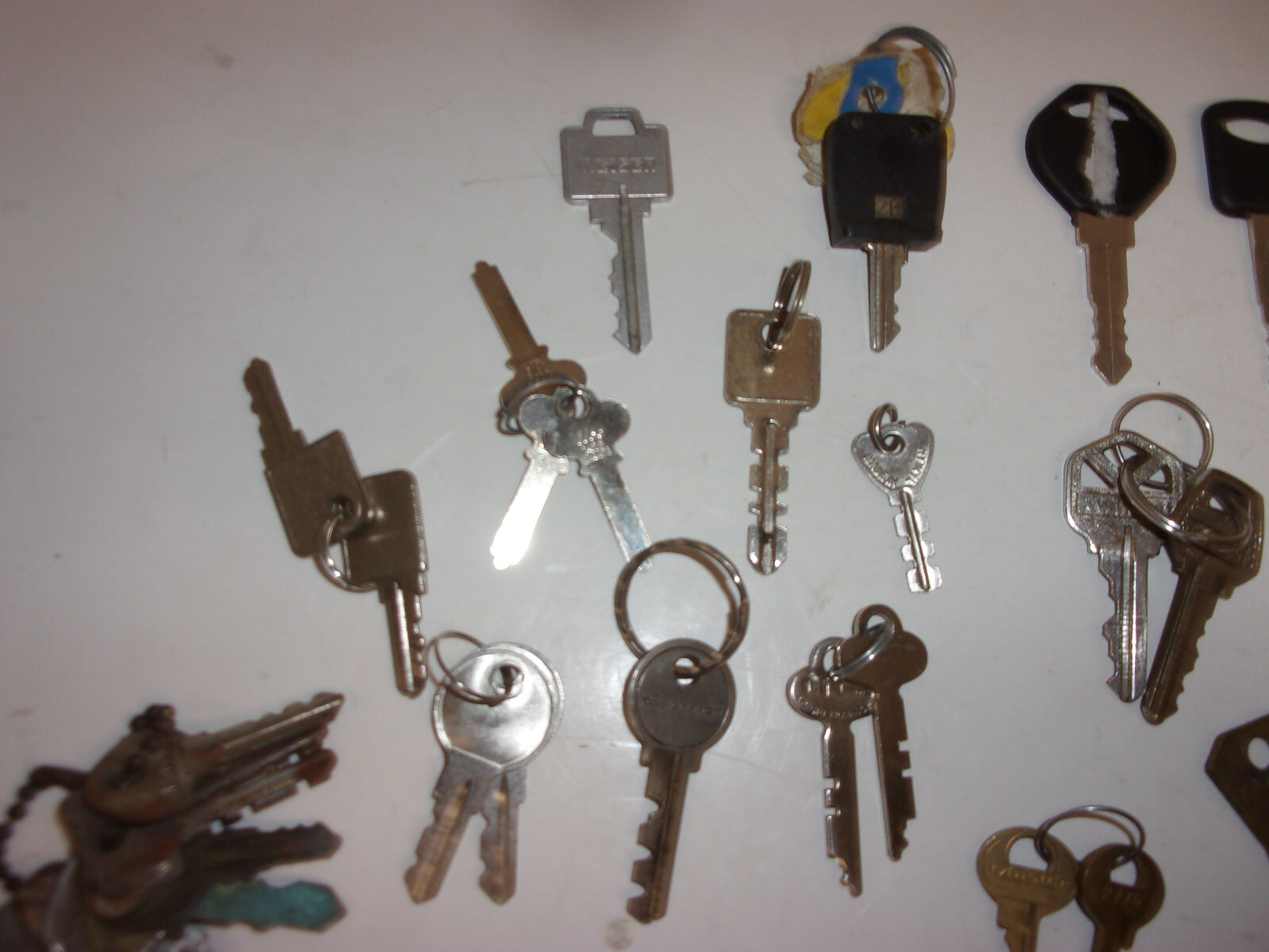 13 ounces Of Vintage Keys (58)All Kinds. Couple Of Key Chains And 2 Dog Tags