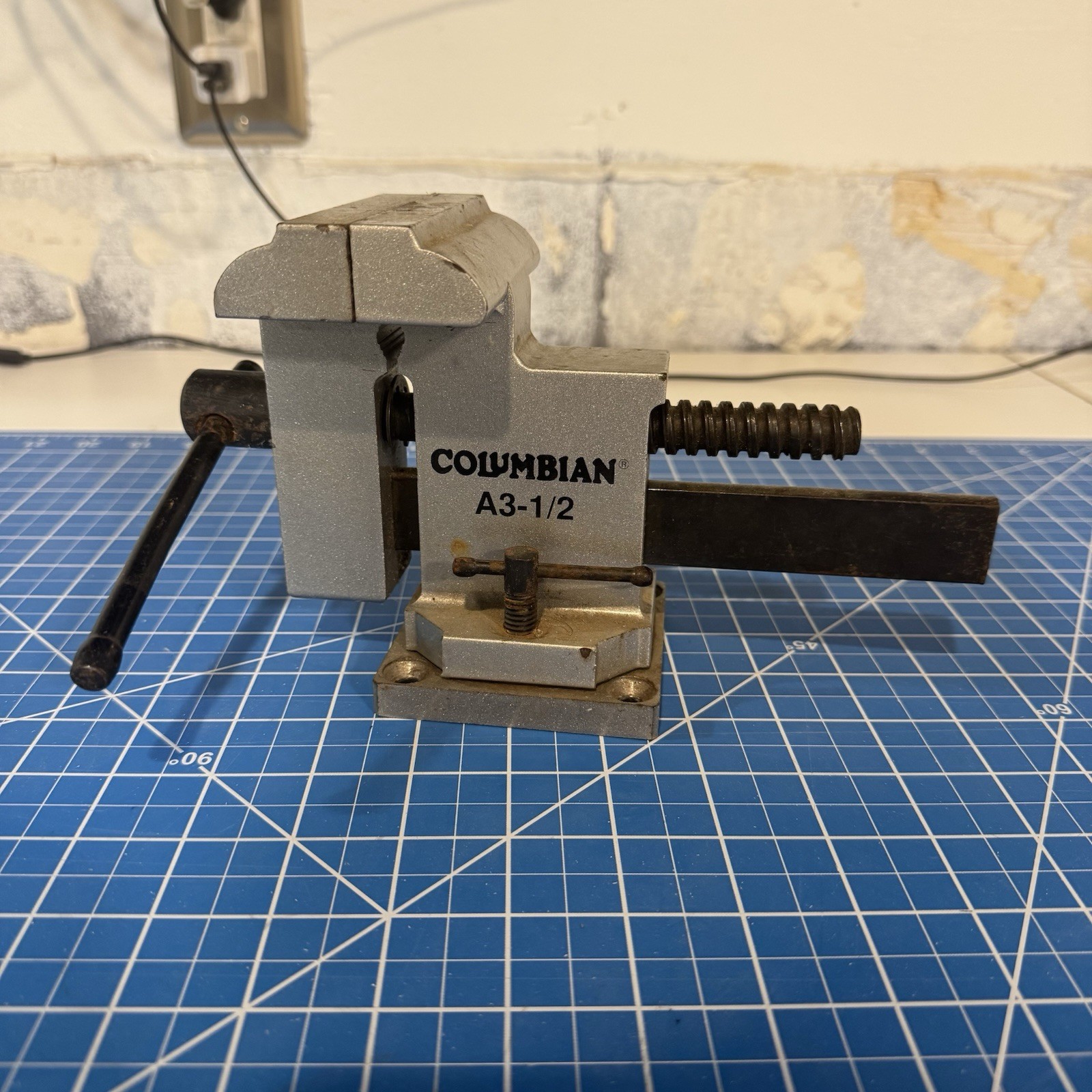 Columbian Vise A3-1/2 3 1/2” Bench Top Silver Gray
