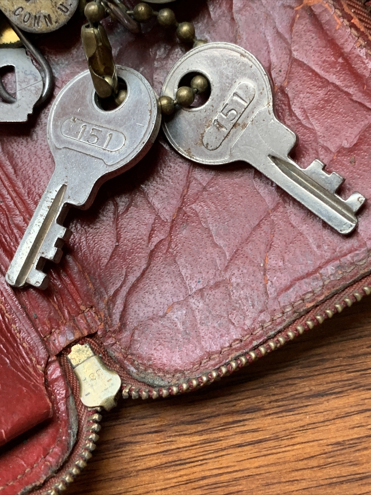 Vintage Burgundy Buxton Hunt Club Saddle Key-Tainer With 19 Antique Keys Inside