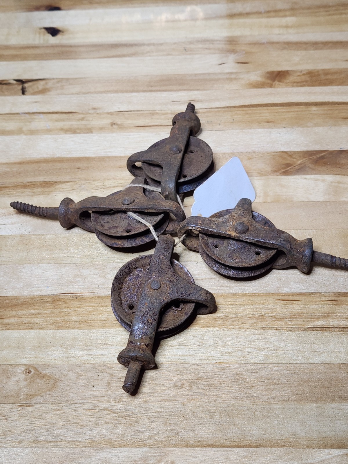 Lot of 4 VINTAGE CAST IRON SCREW IN PULLEY DIAMETER 1-1/2″ w/ SCREWS on 2
