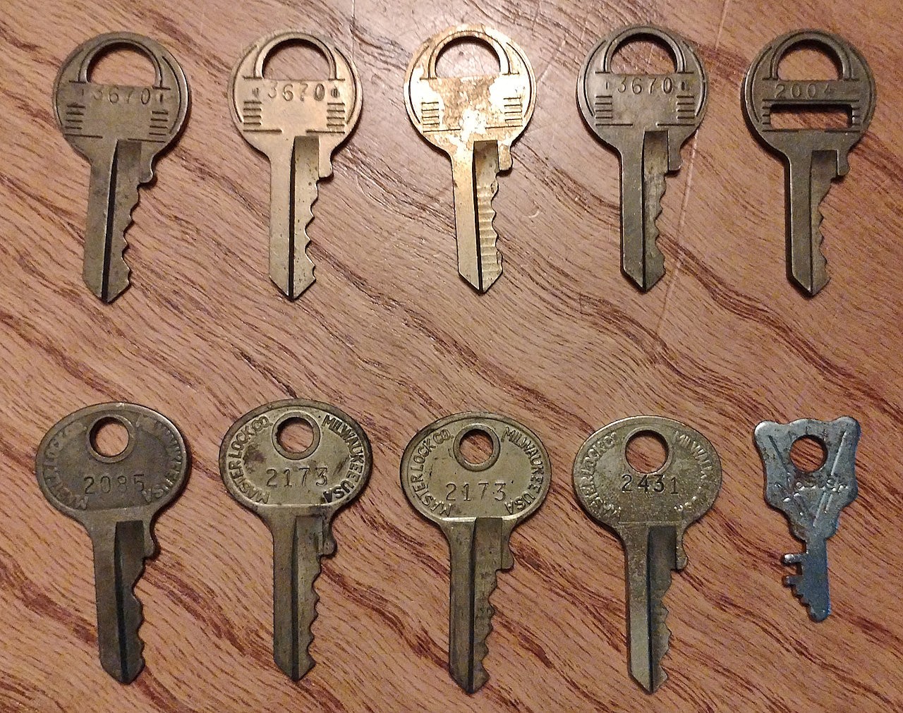 Lot of 10 Vintage Master Brand Padlock Keys – (9 Brass) Multiple Mfg. Eras READ