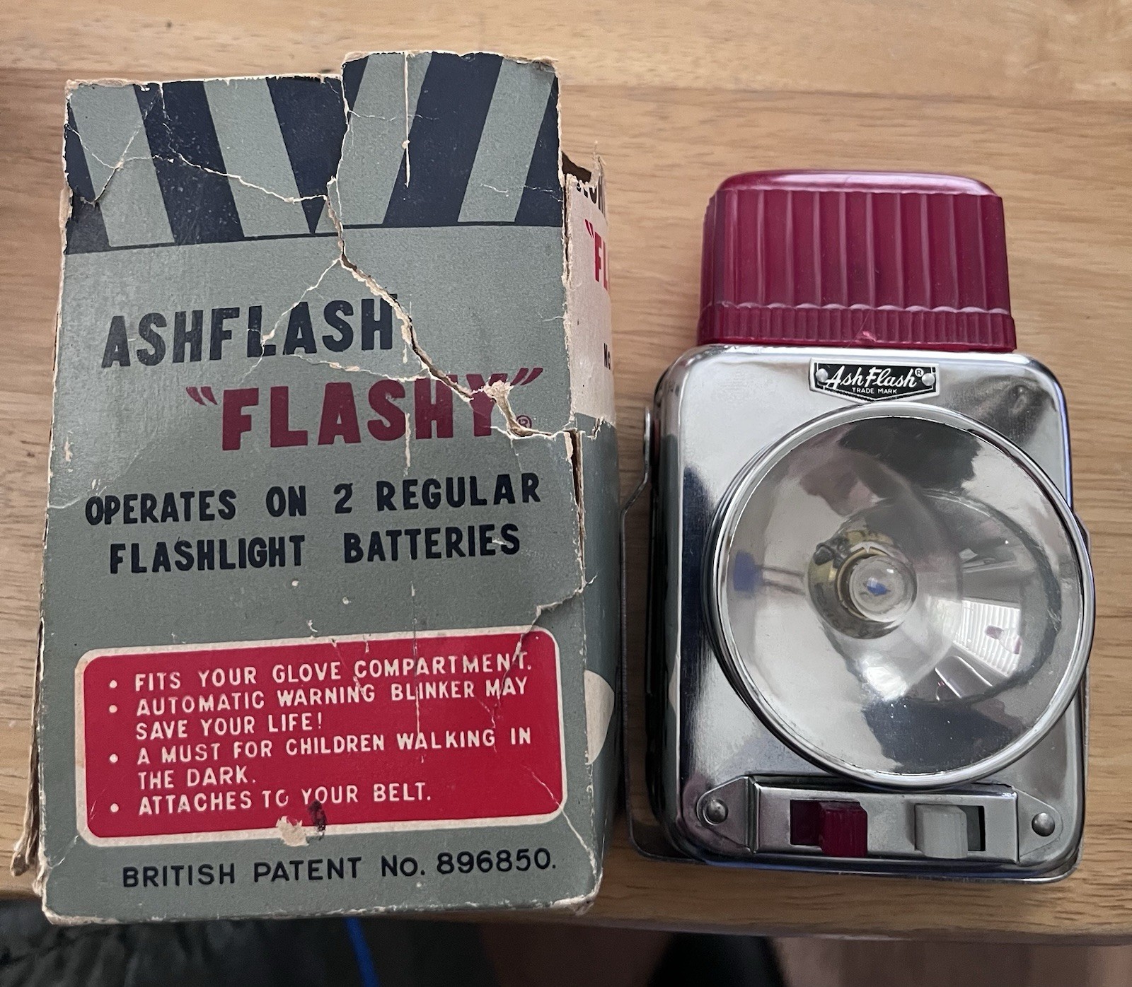 LL-26C Ash Flash Ashflash Flashy Lantern Style Flashlight Made In Hong Kong NOS!