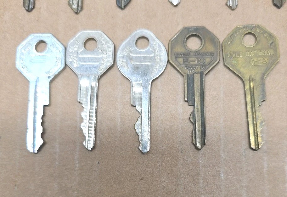 Lot 13 Vintage GM Keys B10 Chevy Olds Buick Briggs 1940`s 1950`s 1960`s