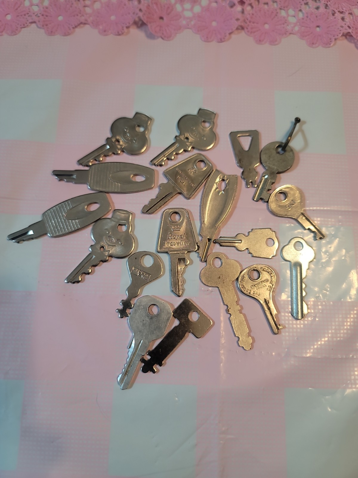 Lot of assorted small lock, luggage, briefcase, cabinet keys.