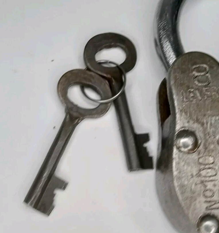 Wine Cellar Padlock With Two Skeleton Keys – Heavy Duty Wine Cellar 4.25″ Lock