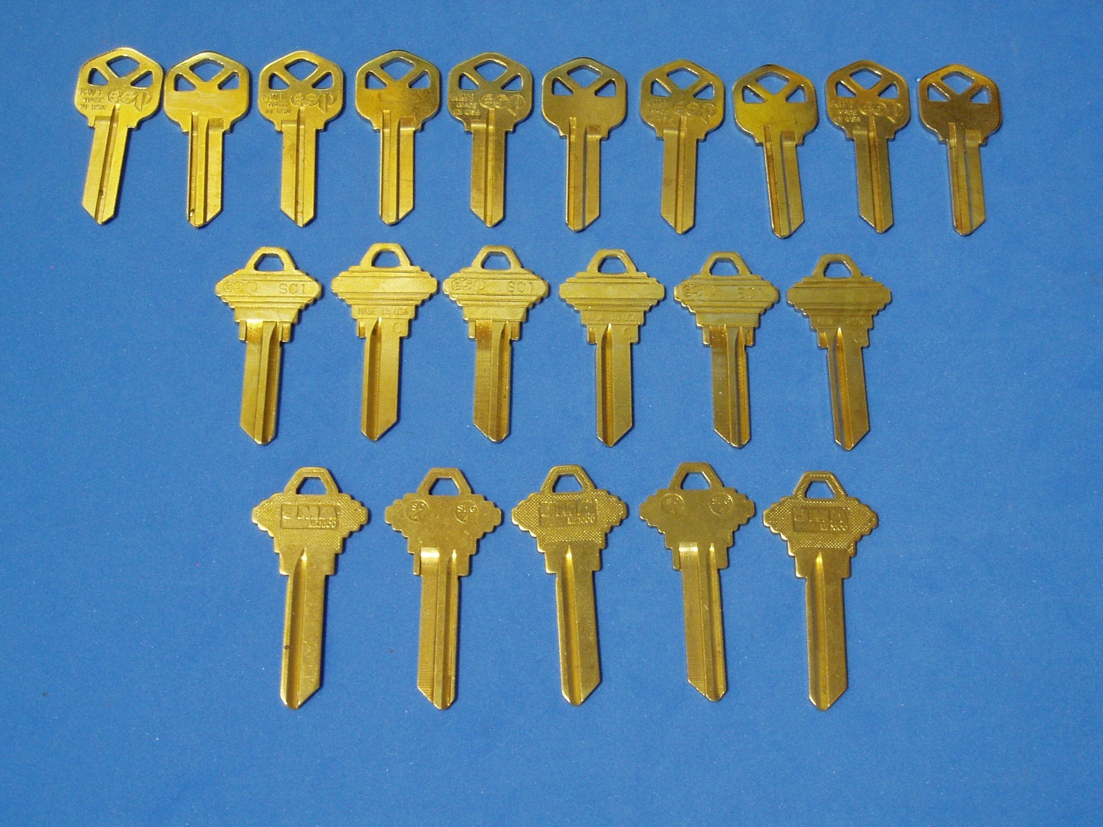 LOT OF 140 PIECE HOME AND OFFICE LOCKSMITH KEY BLANK ASSORTMENT