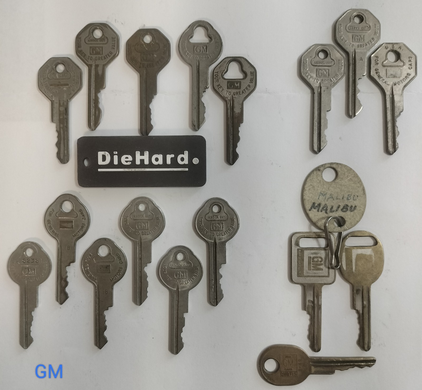 Vintage GM Ford Chrysler Automotive Car Keys – Lot of 29 Keys +5 Key Rings/Tags