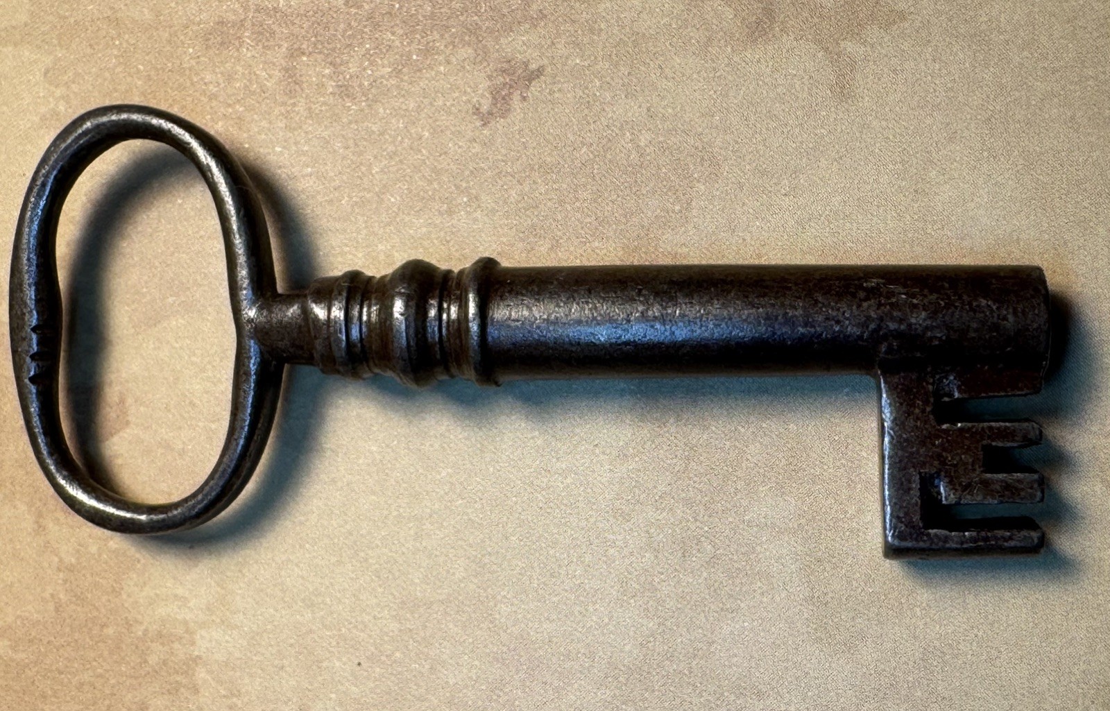 🌿 🗝️ Antique Skeleton Key Hollow Barrel Unique Bit Vintage Authentic Key.