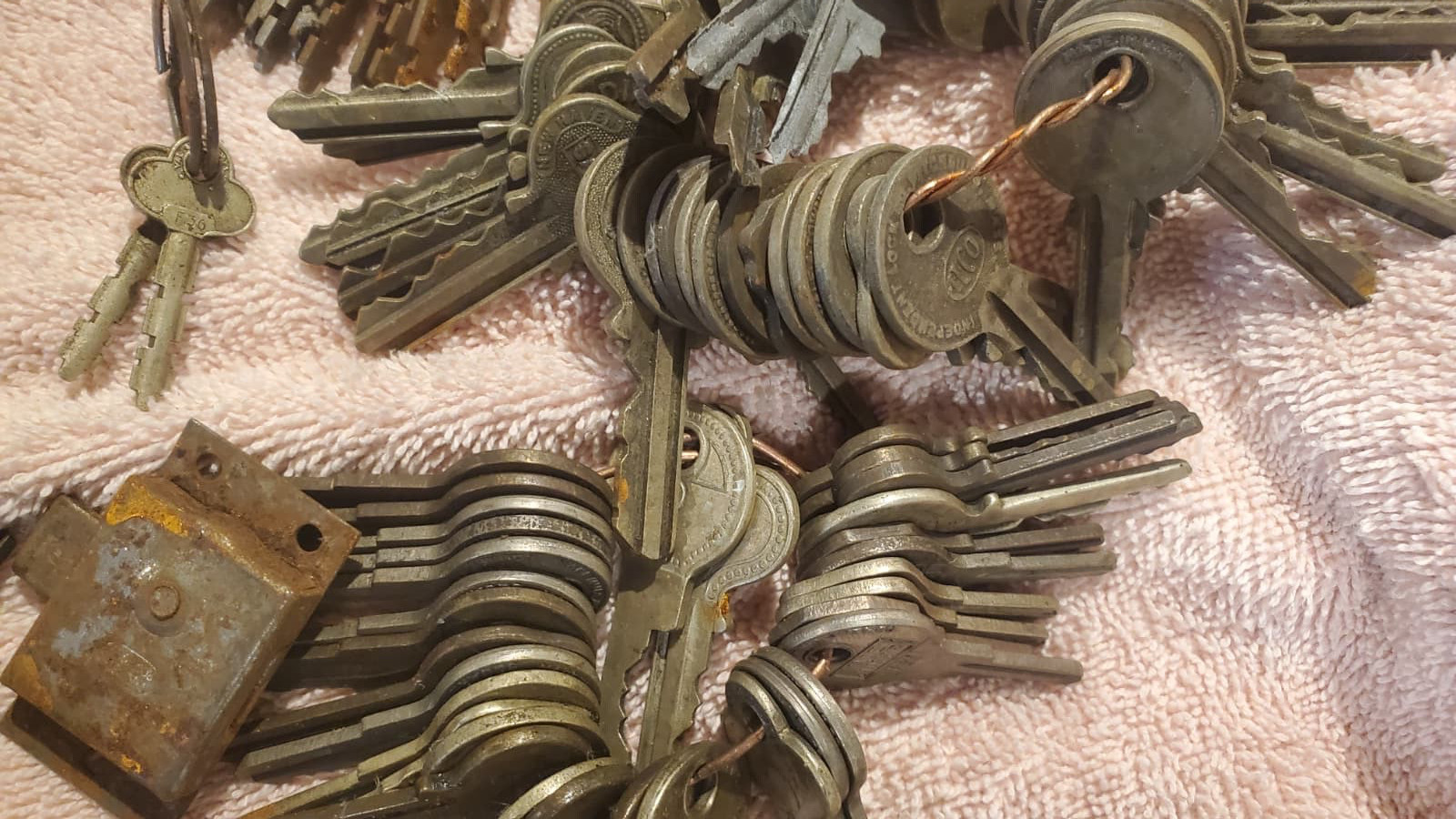 8lb Lot , 470 Antique Skeleton, Cabinet Lock, Jeweler Antique Keys and locks
