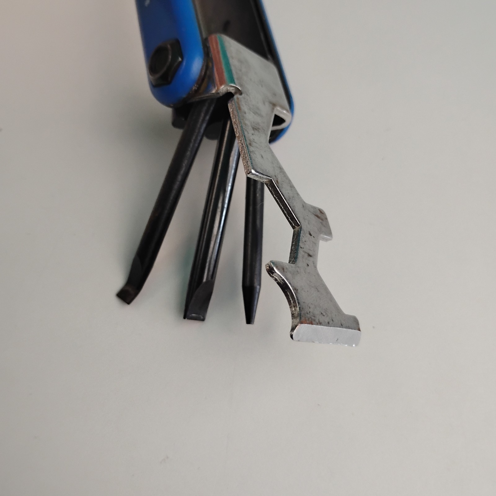 Sherwin-Williams Multi-Tool Pocket Knife Blue Metal Folding Painter Key Chain